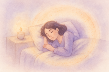 limpiar tu energía antes de dormir. Ilustración acuarela digital de una mujer durmiendo en calma en su cama, rodeada de un halo de luz suave y cálida.