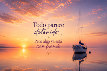 Velero inmóvil sobre aguas tranquilas al amanecer, reflejado en una superficie serena como un espejo. Imagen inspiradora sobre los momentos en los que todo parece detenido, pero la transformación interior ya ha comenzado.